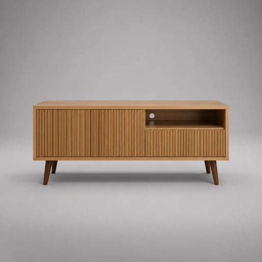Meuble TV bas en bois à 3 portes rainurées et niche avec passe-câbles, marron clair et marron foncé, 150 × 40 × 65 cm